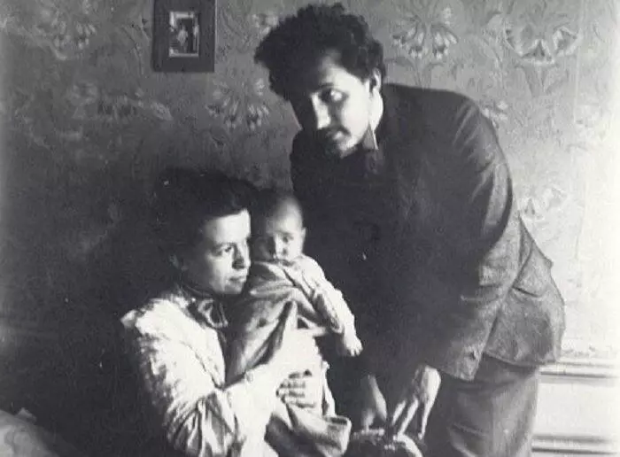 Albert Einstein ve Mileva Marić, 1904 dolaylarında ilk oğulları Hans Albert ile birlikte.

