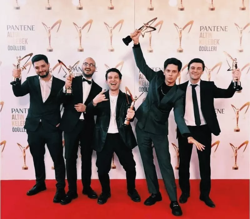 Madrigal grubu 06 Aralık 2021 tarihinde 47. Pantene Altın Kelebek Ödülleri’nde En İyi Müzik Grubu ödülünü almıştır. Aynı zamanda 26 Şubat 2021 tarihinde Powertürk müzik ödüllerinde en iyi grup ve en iyi albüm ödülünü almışlardır.
